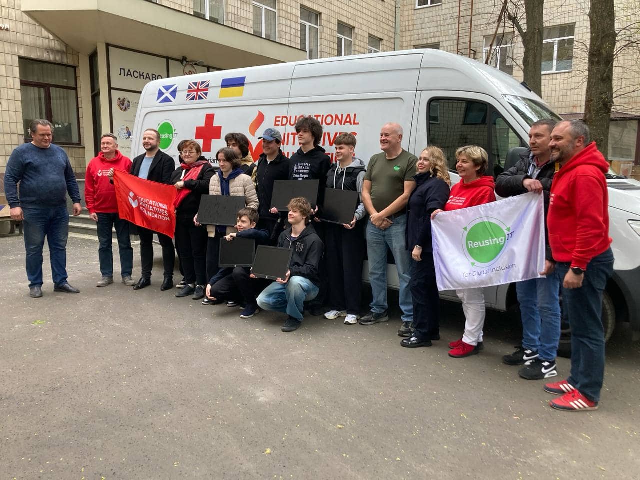 Благодійного фонду «Фонд освітніх ініціатив» та великих друзів України з далекої Шотландії (організація Reusing IT)