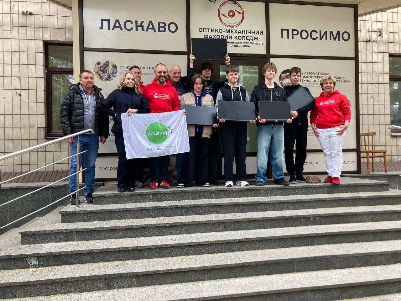 Благодійного фонду «Фонд освітніх ініціатив» та великих друзів України з далекої Шотландії (організація Reusing IT)