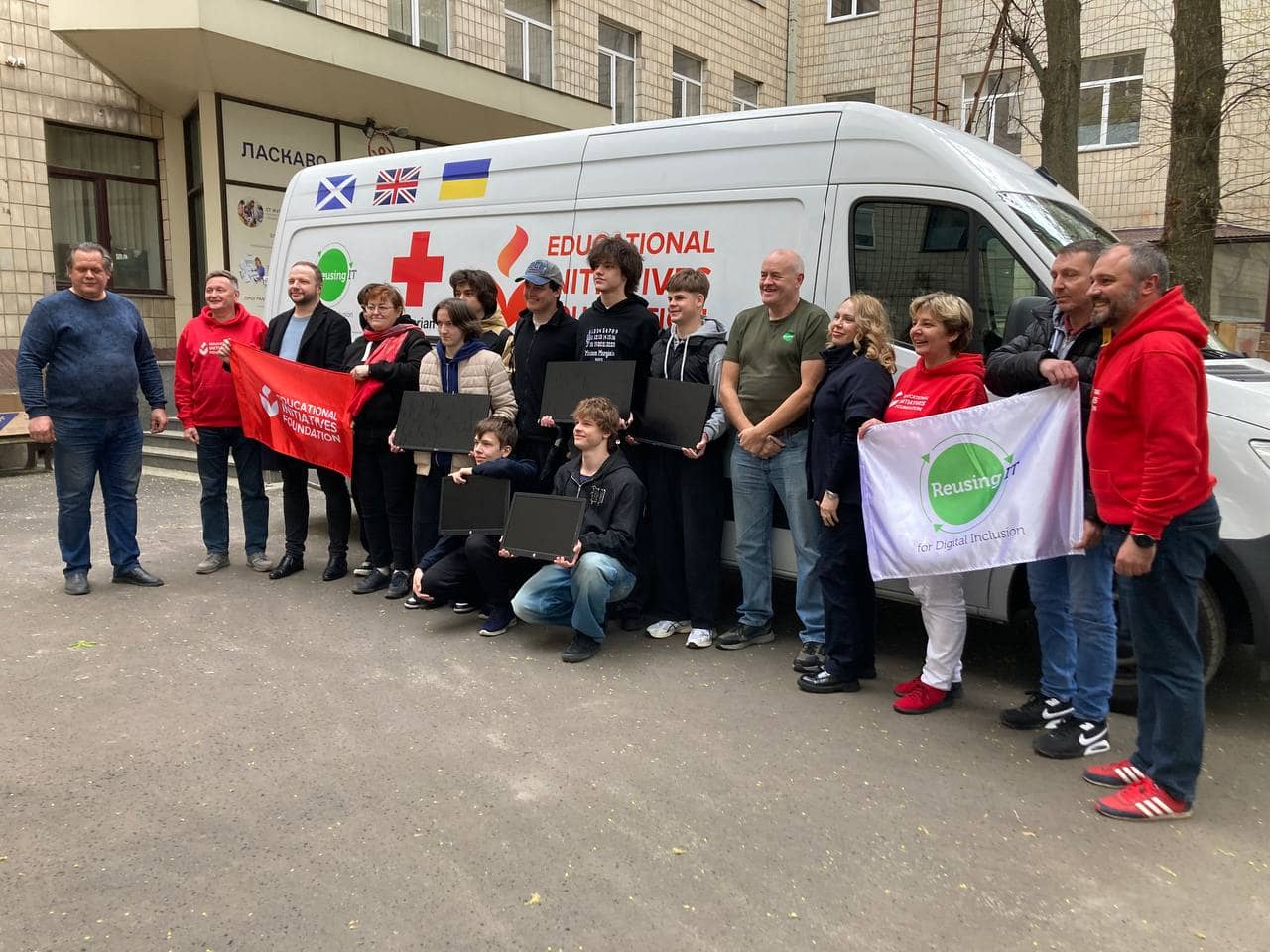 Благодійного фонду «Фонд освітніх ініціатив» та великих друзів України з далекої Шотландії (організація Reusing IT)