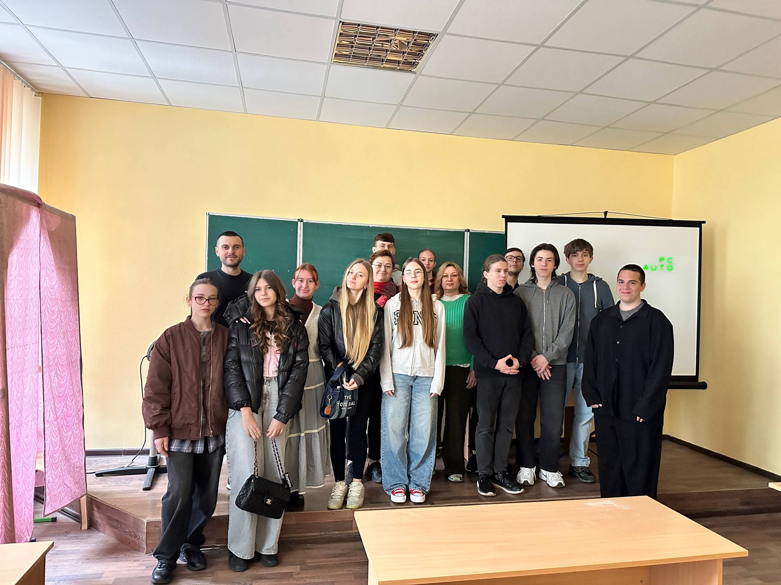 До Дня англійської мови в ОМФК