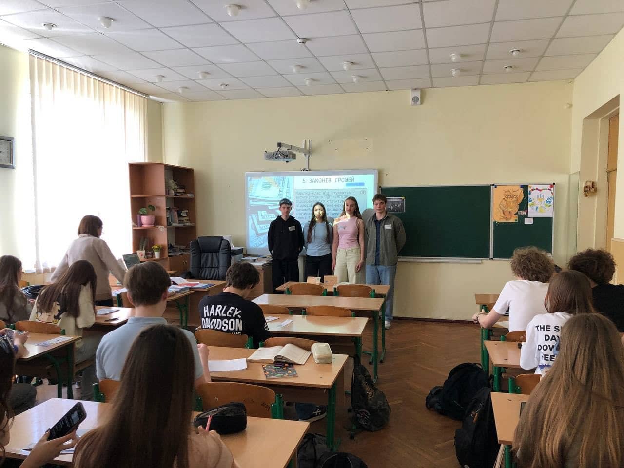 З майстеркою з фінансової грамотності ми відвідали учнів 9-х класів ліцею Міжнародних відносин 51 Печерського району м. Києва