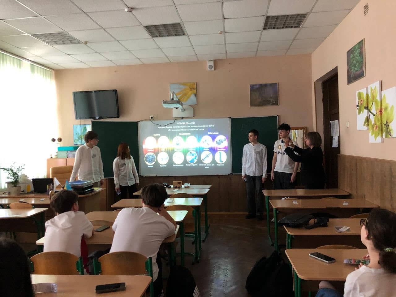 Cтуденти ОПІ-11 знайомили учнів 9-з класів ліцею міжнародних відносин номер 51 м. Києва із оптичними спеціальностями та нашим Коледжем