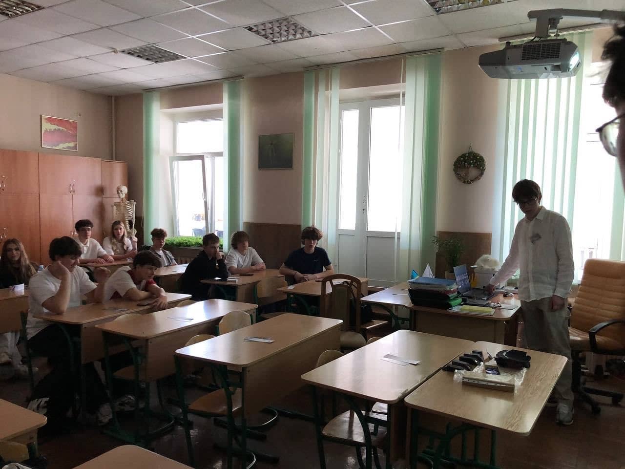 Cтуденти ОПІ-11 знайомили учнів 9-з класів ліцею міжнародних відносин номер 51 м. Києва із оптичними спеціальностями та нашим Коледжем