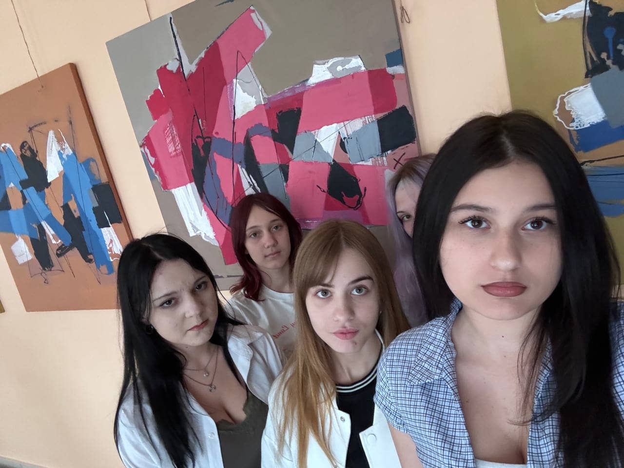 В ОМФК відбулося закриття мистецької виставки «Свобода кольору»